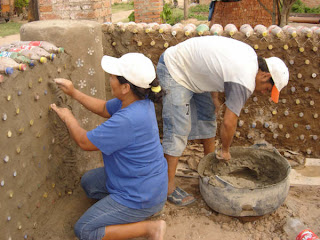 Casas construídas com garrafas pet