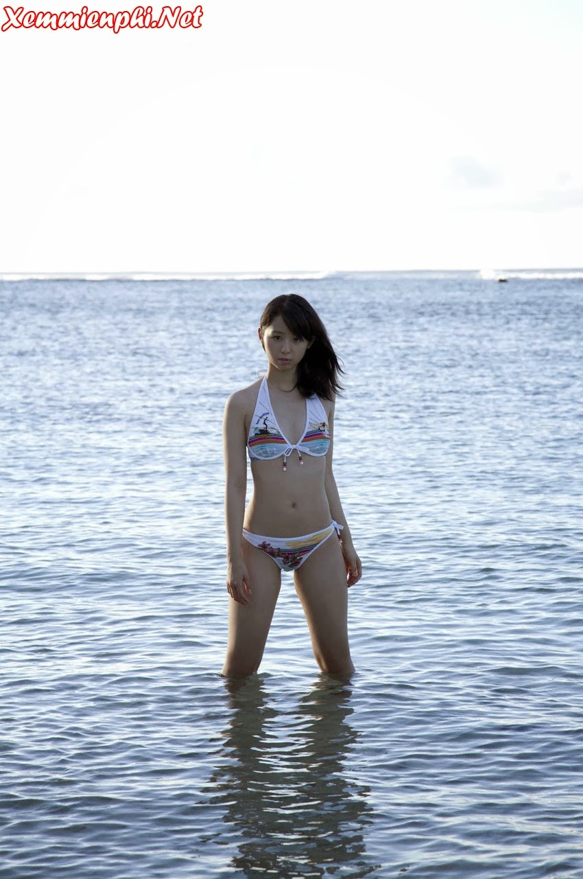 Rina Koike mặc bikini khoe hàng ngoài bờ biển