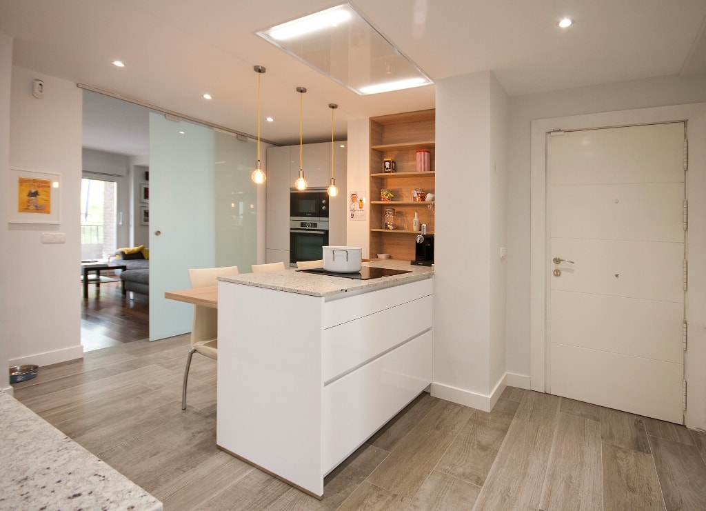 Mesas de madera: un complemento ideal para las cocinas blancas
