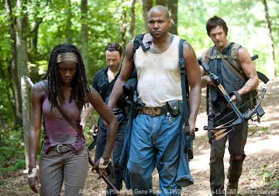 Michonne (Danai Gurira), Rick Grimes (Andrew Lincoln), Oscar (Vincent Ward) y Daryl Dixon (Norman Reedus) en el episodio 7
