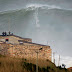 Surfeando una ola gigante en Portugal