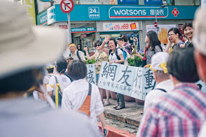 20130519 組織網友參加廢核大遊行。陳立民(陳哲)頭綁黃布條在「網友行動平台」最前，照片左側戴帽大背影為蔡英文，她恰巧經過看到我們。此照片取自當日蔡英文臉書的「0519 終結核電大遊行」相簿。