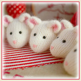 ♡ Winter Mice Knitting Pattern.....