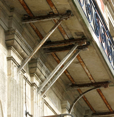 Console métallique du balcon du pavillon de la Reine place des Vosges à Paris