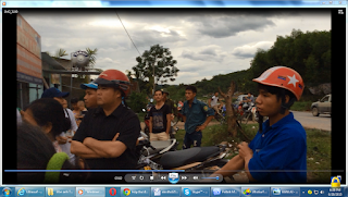 Kẻ khoanh tay chăm chú theo dõi nhận mặt từng người, sau đó hắn có mặt ở địa điểm khủng bố để chỉ đạo (ảnh cắt từ clip). Ảnh: Nguyễn Tường Thụy