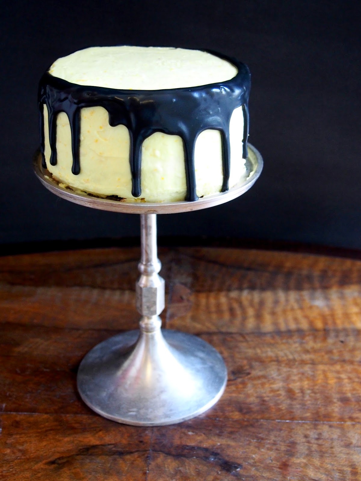 Sitruunakakku salmiakkikastikkeella