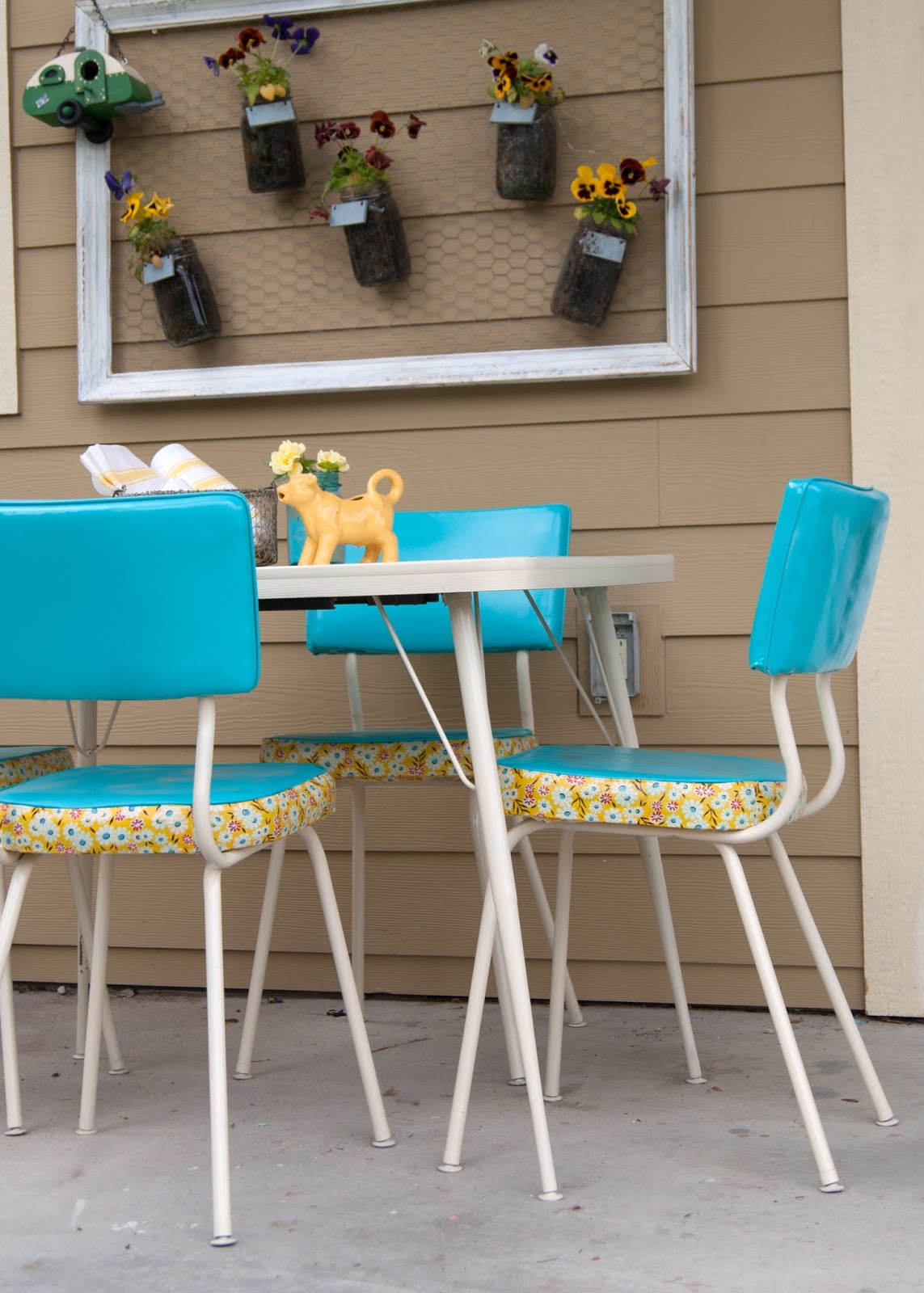 How to Make Over a Vintage Vinyl Set (using Spray Paint & Mod