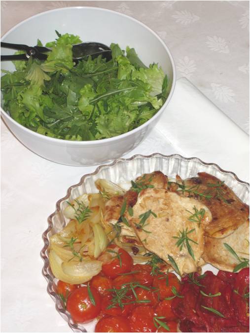 Grelhada de perú e vegetais com salada de alface e rúcula