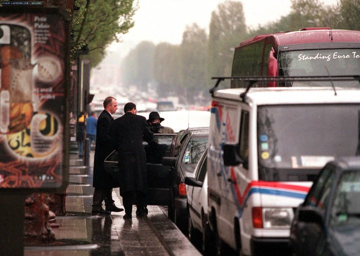 Michael andando pelas ruas de Paris na França Michael+recorre+las+calles+de+Par%C3%ADs+en+Francia+-+13+de+Abril+de+1999