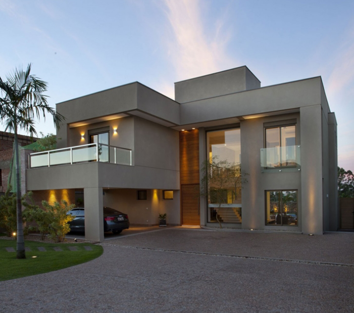 Luxuosa casa moderna em cores escuras com uma garagem conveniente
