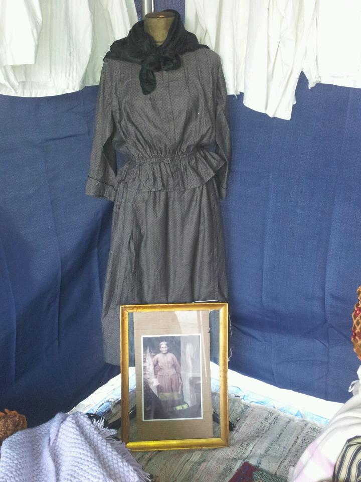 El Baúl De L´Agüela Exposicion de ropa antigua 2012