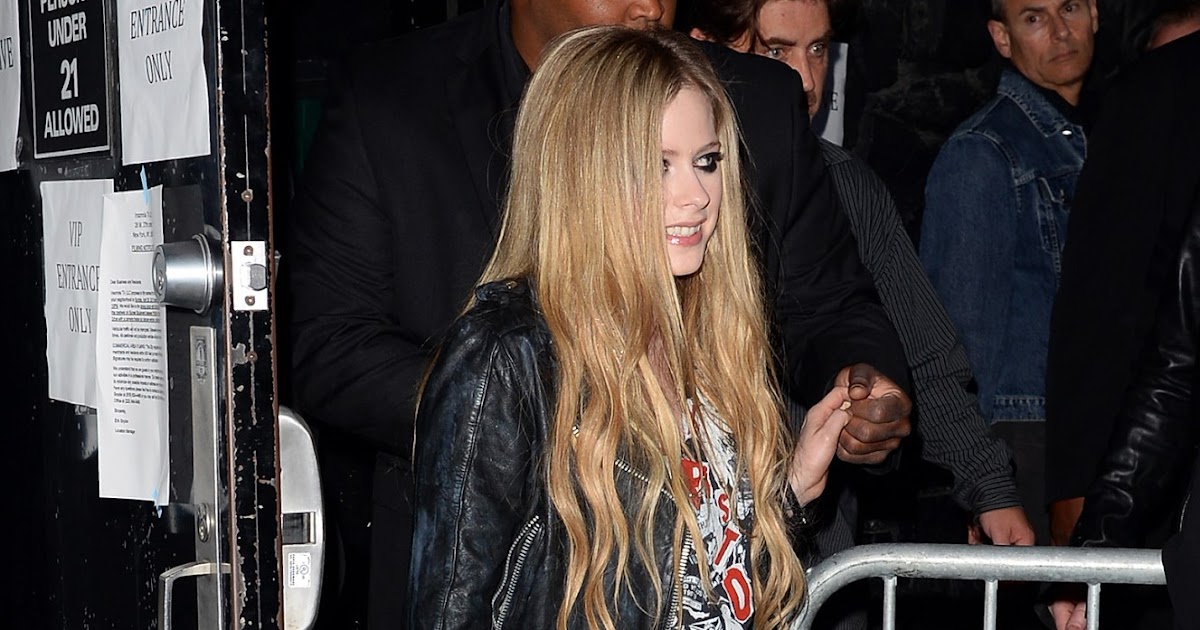 Avril Lavigne Mini Skirt 12