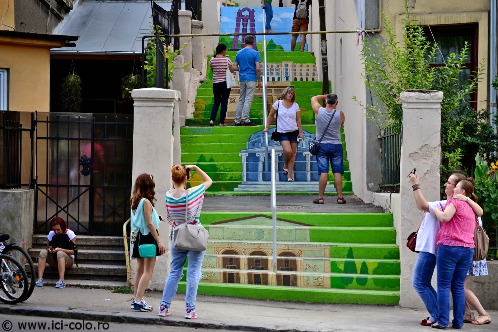 Strada Xenofon renăscută: cea mai colorată stradă din București, sau nostagia decorurilor de mucava - ici-colo.ro