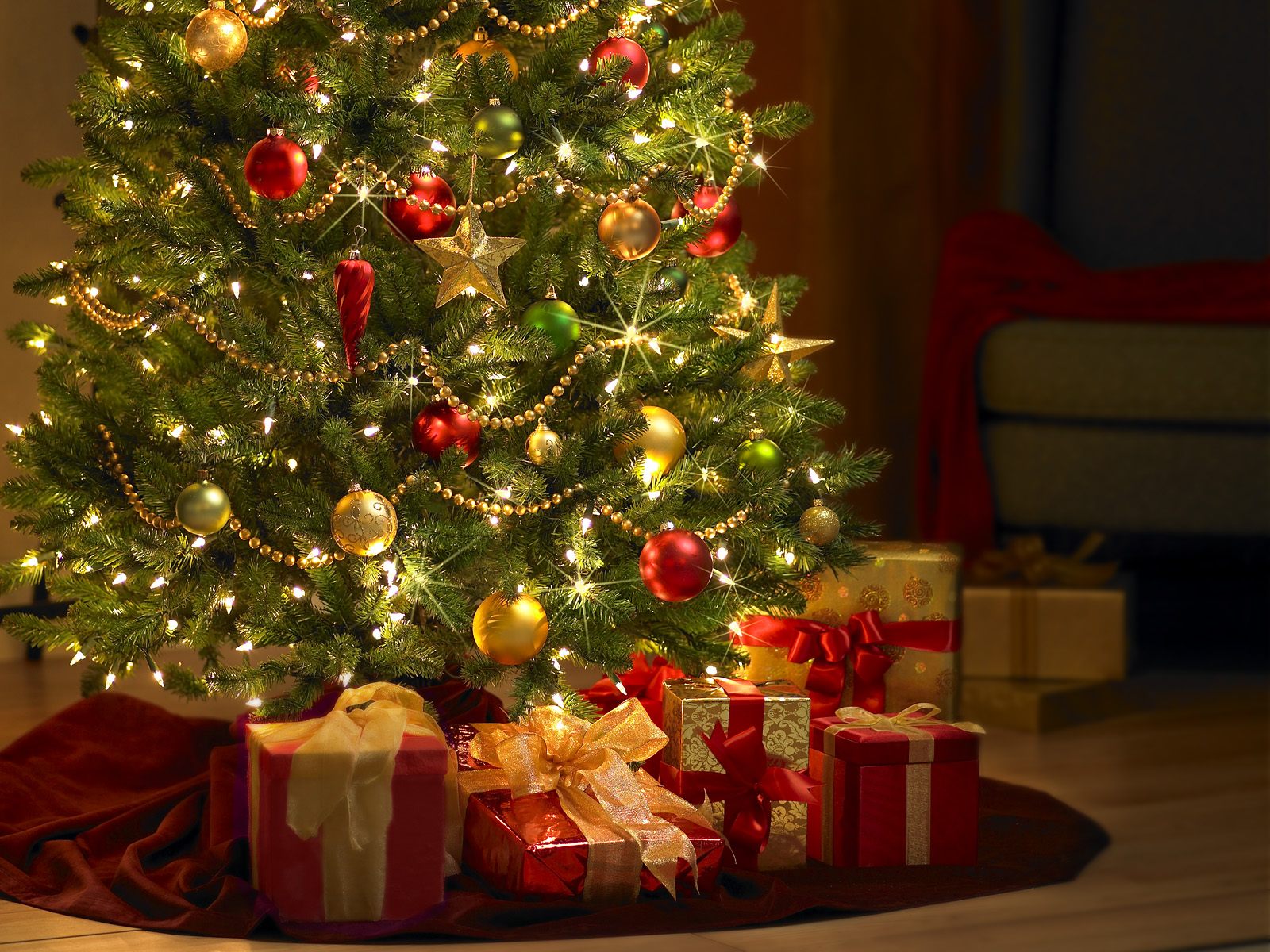 http://1.bp.blogspot.com/-7ulgOz_1SPU/UKhF6NsKimI/AAAAAAAAJjA/g8mE8ty3KK8/s1600/Christmas_tree_and_gifts.jpg