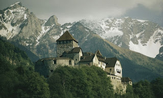 نقره لتكبير أو تصغير الصورة ونقرتين لعرض الصورة في صفحة مستقلة بحجمها الطبيعي