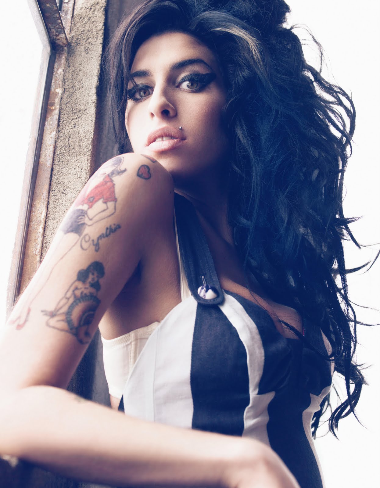 http://1.bp.blogspot.com/-7waL3YVuaTg/TisXLDR2GbI/AAAAAAAAADQ/k3DrYThHzjs/s1600/Amy%2BWinehouse%2Bdead%2Bat%2Bage%2B27.jpeg
