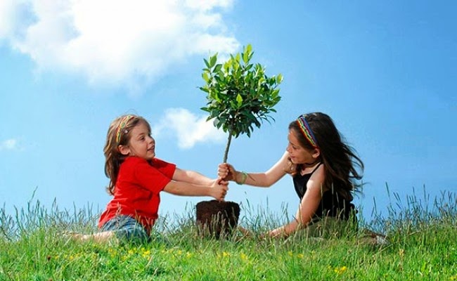 Foto de Mama con nena plantando un árbol