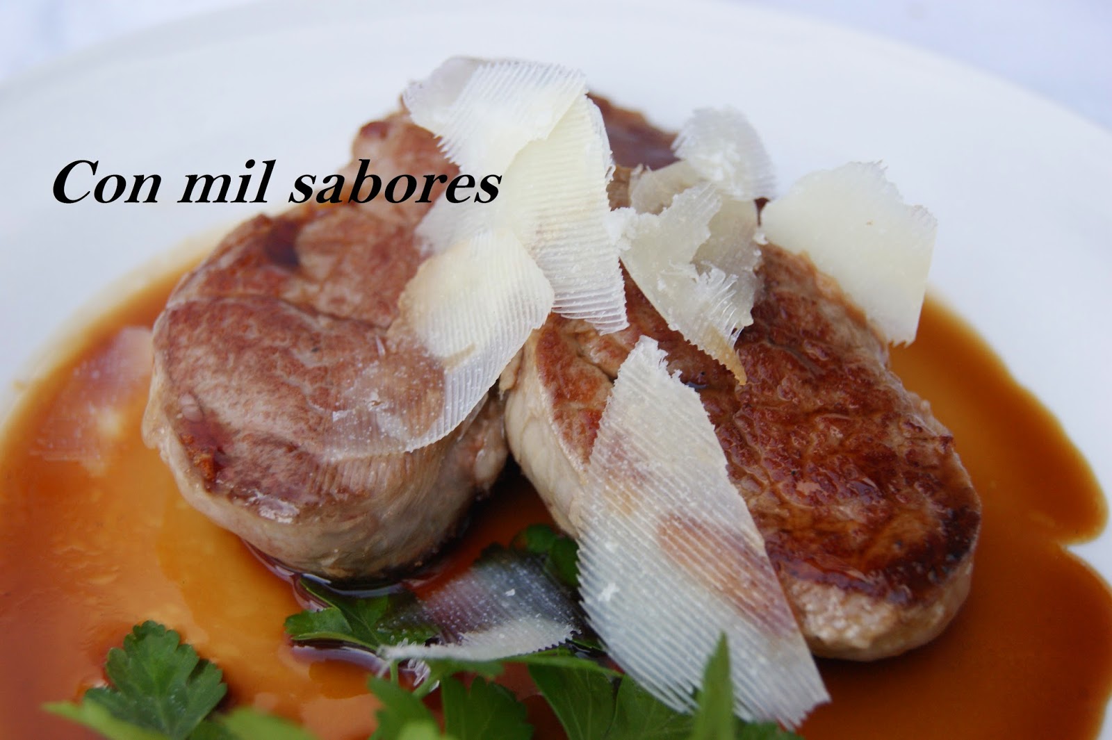 Solomillo Ibérico Con Reducción De Vino De Naranja Y Lascas De Queso De Cabra