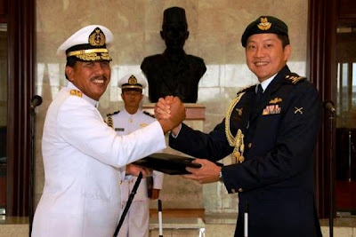 Laksamana TNI Agus Suhartono, S.E. dan Mayor Jenderal NG Chee Meng. PROKIMAL ONLINE Kotabumi Lampung Utara