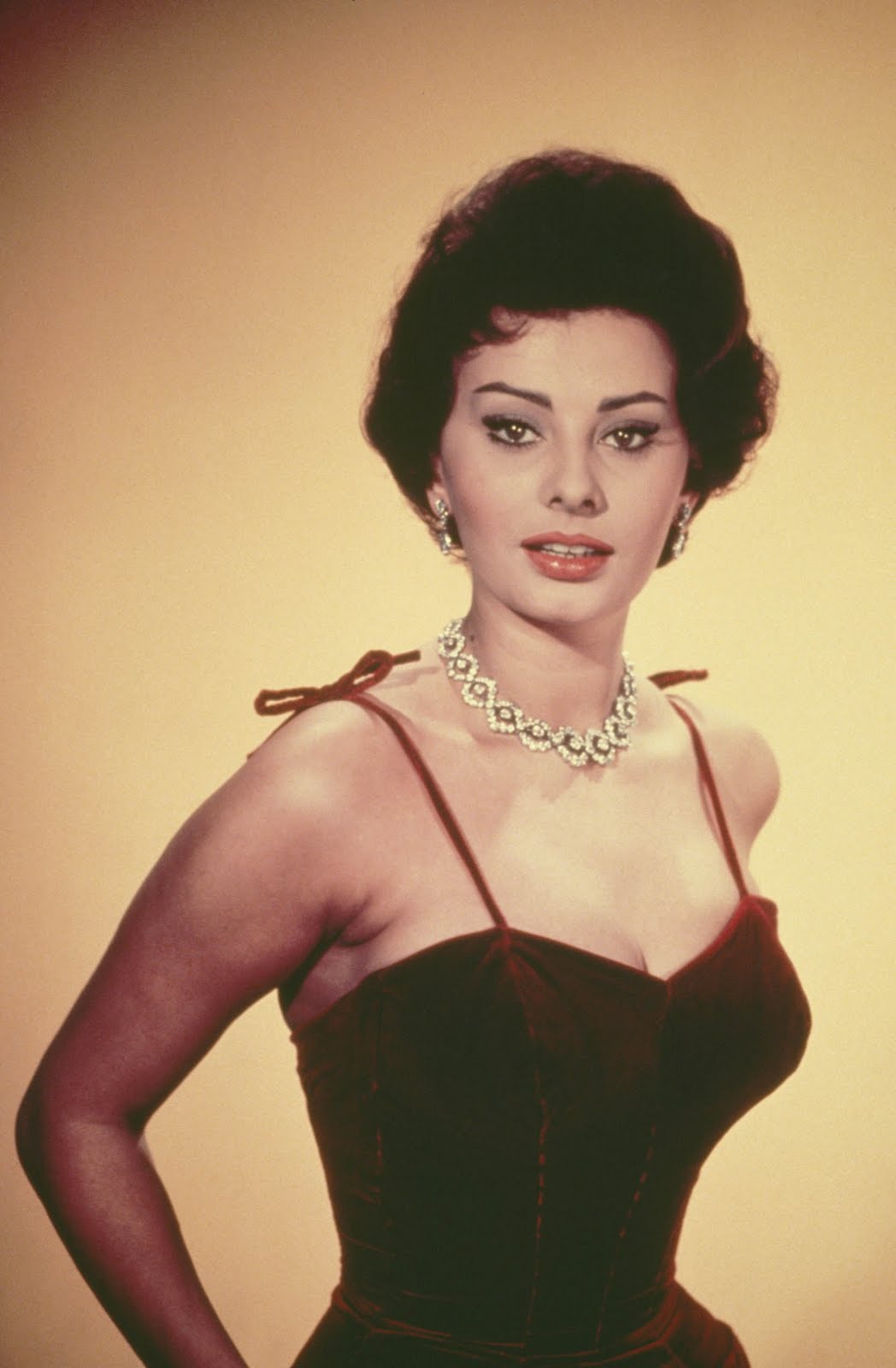 http://1.bp.blogspot.com/-84HCj-PQ7z8/TphW5LdqfoI/AAAAAAAAcJ8/taSmnl2r1HU/s1600/01%2BSophia_Loren.jpg