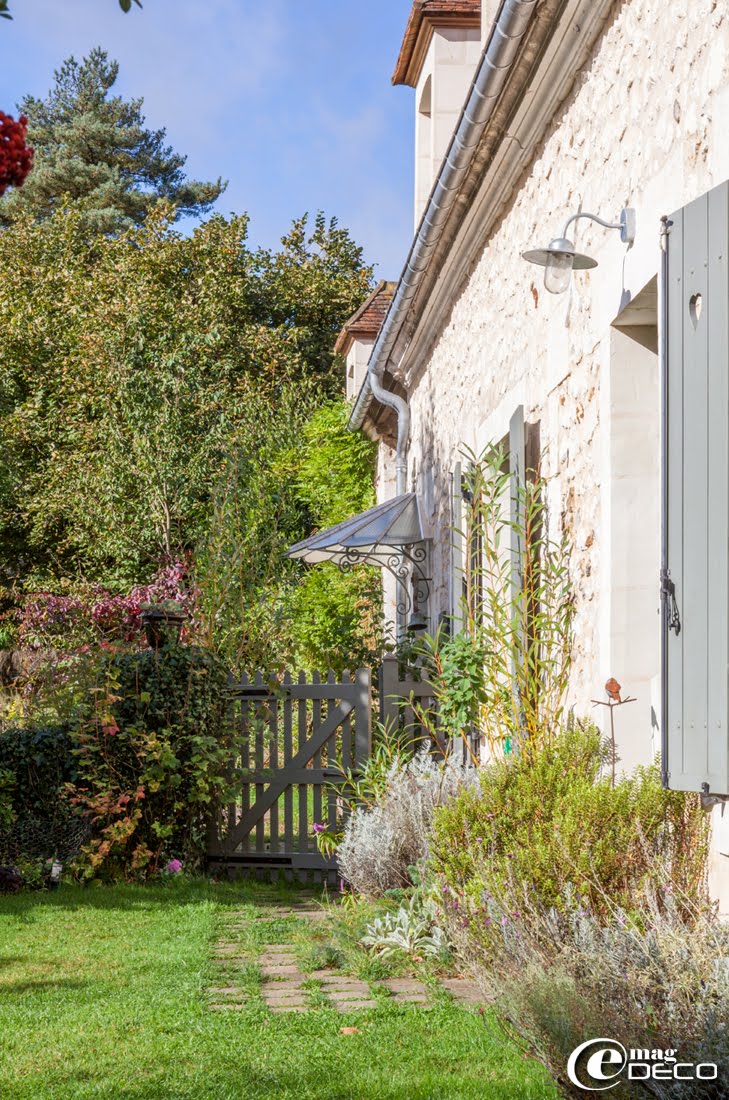 Le jardin devant 'La Maison d’Hector', maison d'hôtes à Saint-Mard-de-Réno dans le Perche