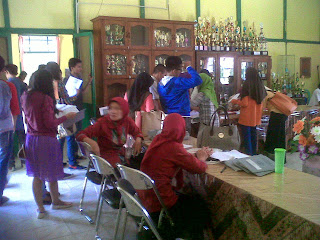 Poto : Tampakramai para siswa/i sibuk mengurus keperluan administrasi untuk melengkapi persyaratan guna melanjutkan keperguruan tinggi.