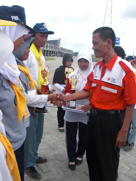 EMAN MANSYUR SERAHAKN PIALA