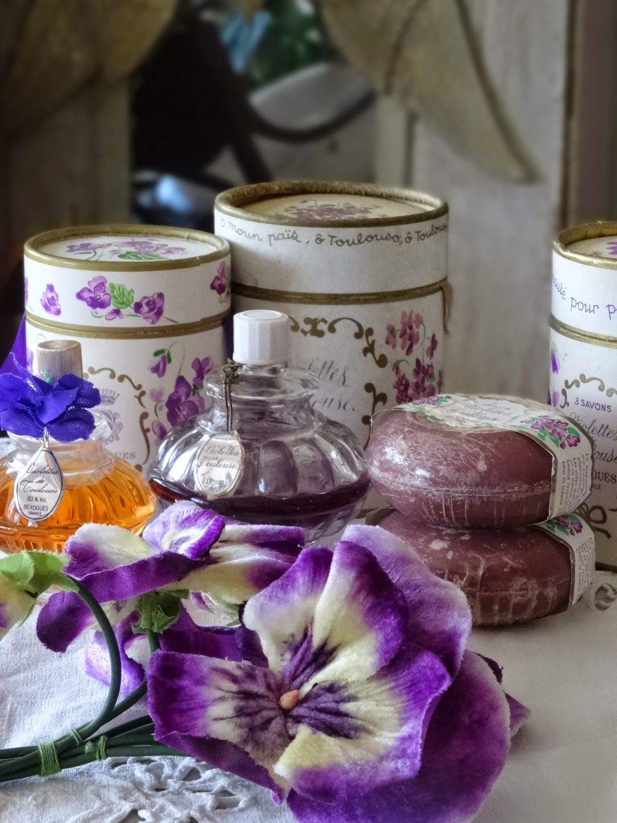 グルニエイデコ Grenier Ideco Online Shop ブログフランス アンティーク 食器と雑貨 フランスアンティーク スミレの香水 ロマンティックなアンリ氏の想い