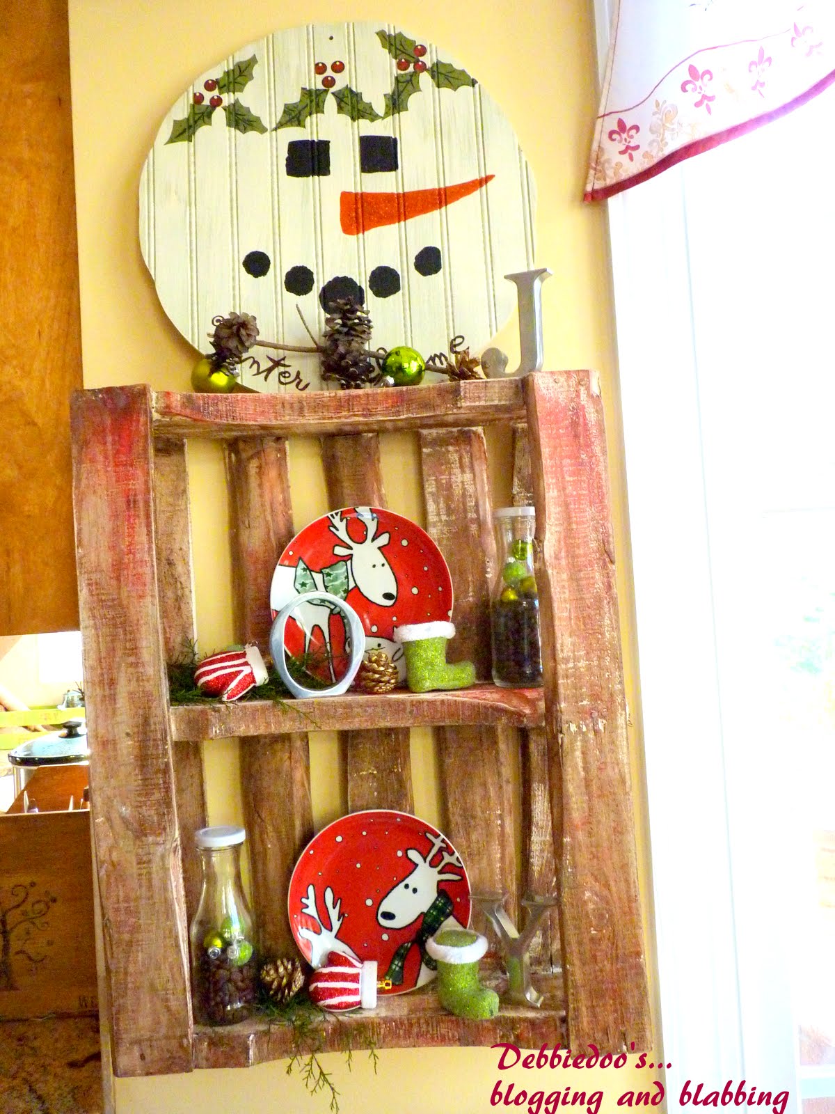 Christmas decorating a Wood Pallet - Debbiedoo's
