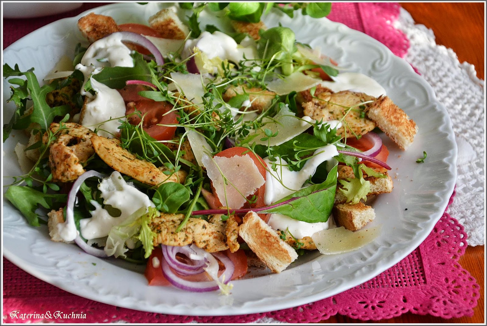 Katerina&Kuchnia SAŁATKA Z KURCZAKIEM, PARMEZANEM, RZEŻUCHĄ I GRZANKAMI