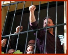 Συνδικαλιστές κρατούμενοι να υψώνουν τις γροθιές τους μέσα από τα κάγκελα της Ευελπίδων!
