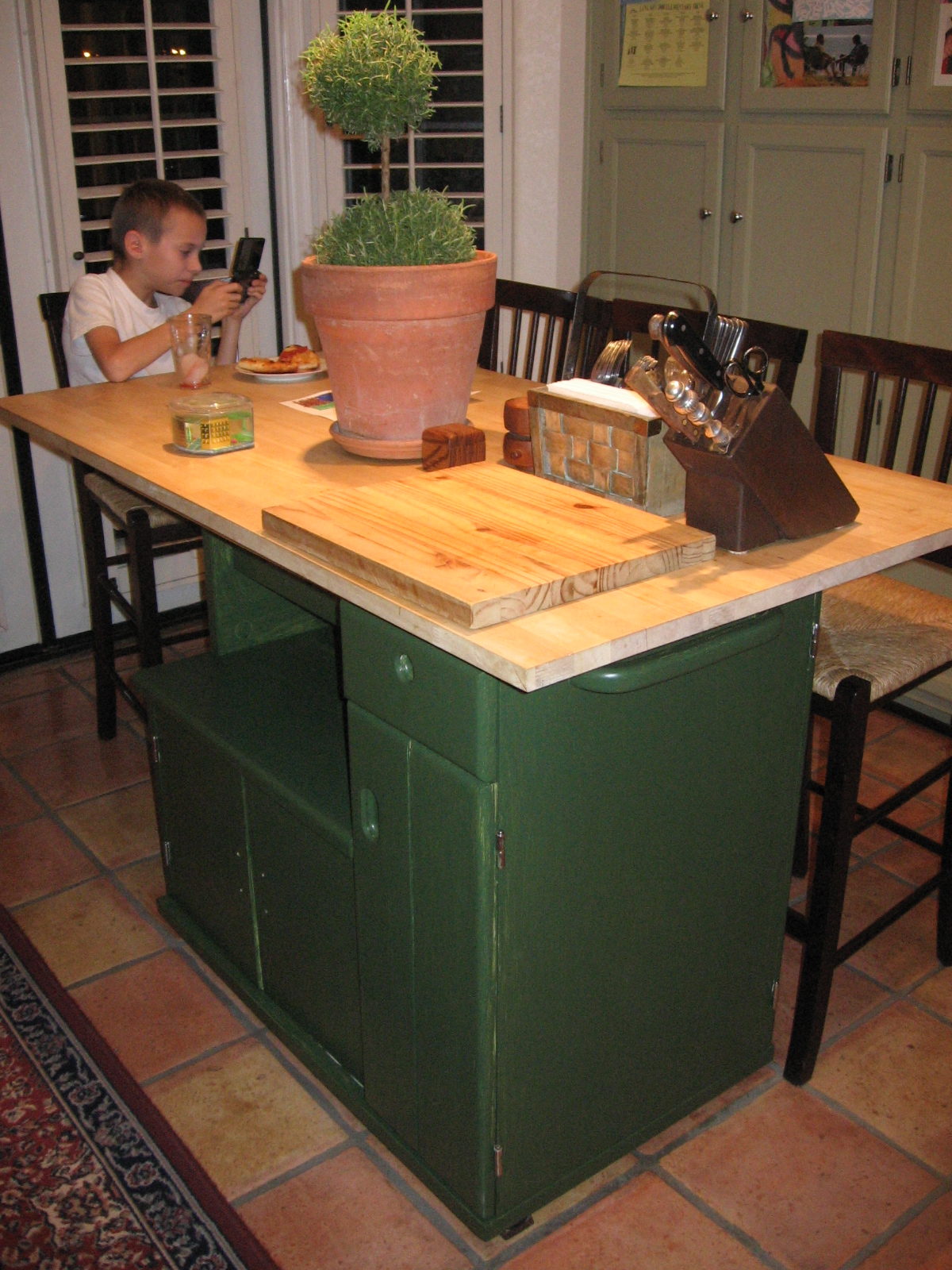 Dusty Coyote Turning a kitchen cart into a table/kitchen island