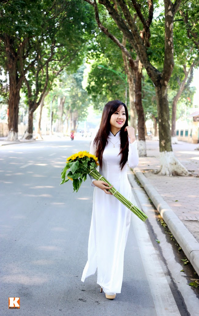 Hoa khôi Thu Hà khoe dáng ngọc ngà trên phố