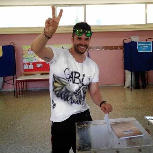 tromaktiko3 Είναι τρελοί αυτοί οι Έλληνες stars: Έβγαλαν selfies μέσα στο παραβάν των εκλογών!