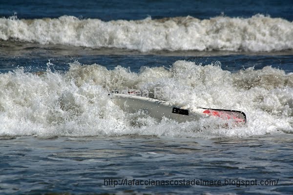 canoa sulle onde al Poetto