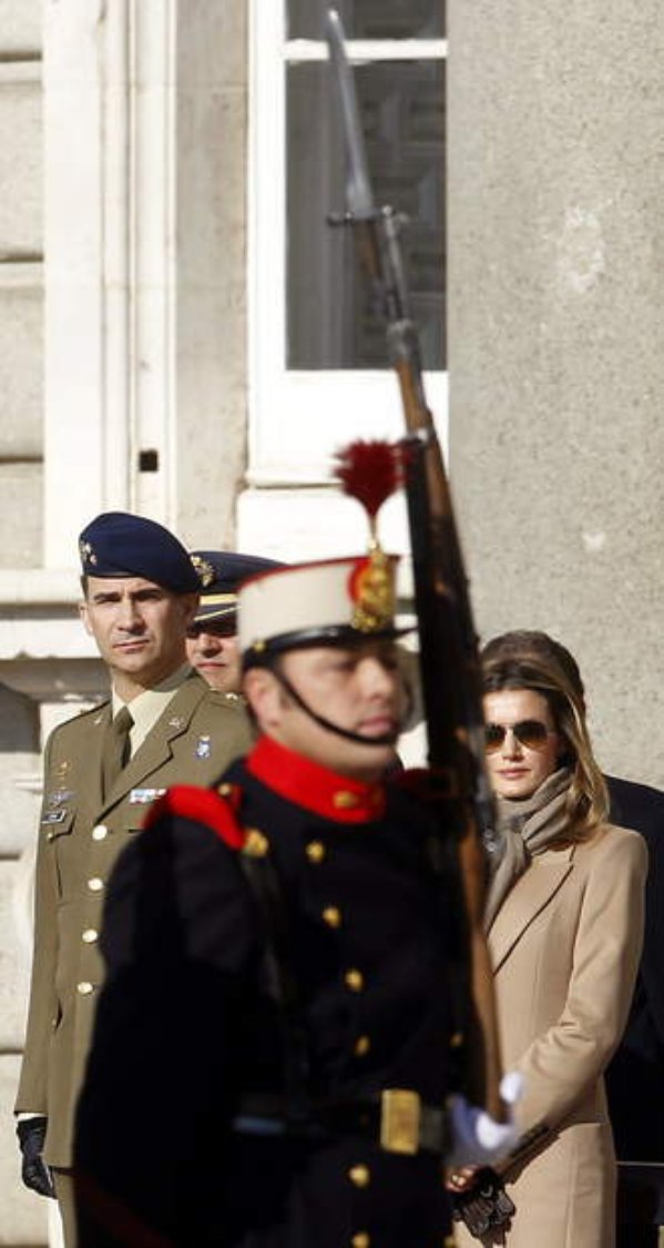 espana-guardia-real-los-principes-presiden-por-primera-vez-el-relevo-de-la-guardia-real%2524599x0.jpg