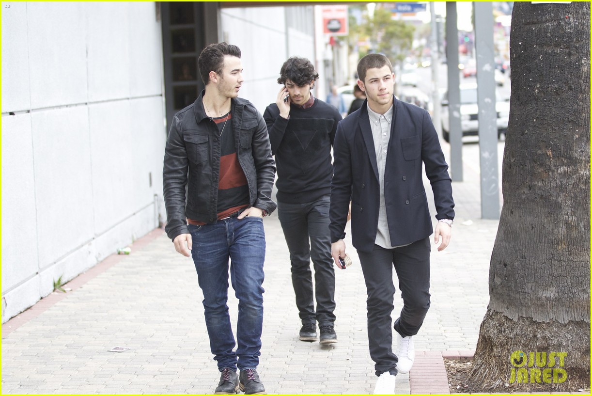 http://1.bp.blogspot.com/-8DvZz-GFl00/UQO7tBoLu4I/AAAAAAAAAQY/Fsz-wzQY0cA/s1600/jonas-brothers-guitar-center-17.jpg