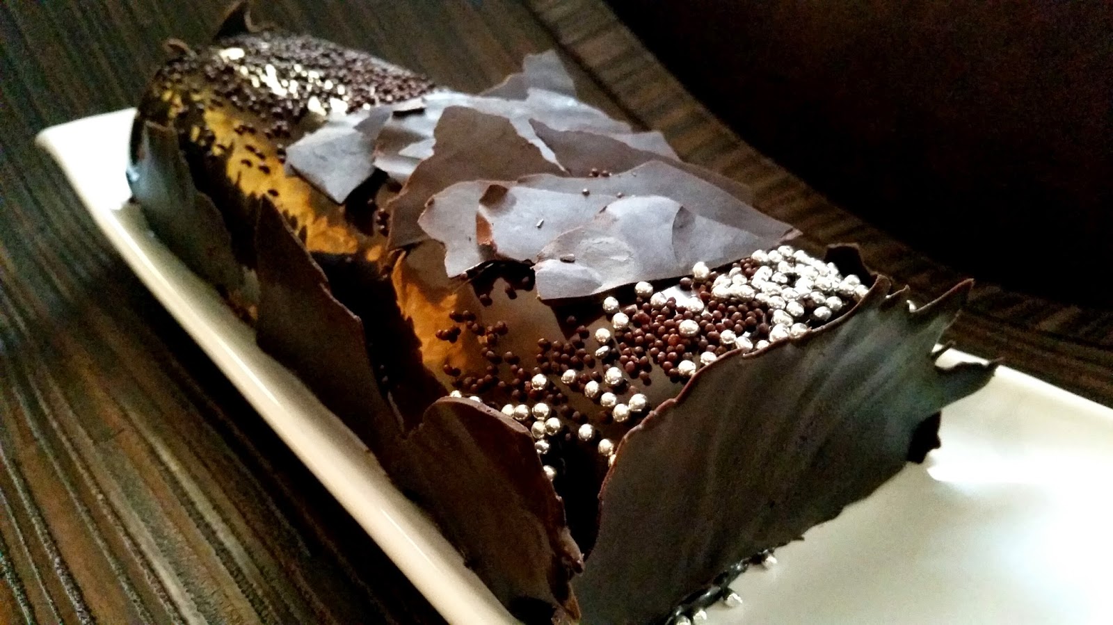 Pınar�s Desserts Vanilya Kremalı, Çilekli Çikolata Soslu Rulo Pasta