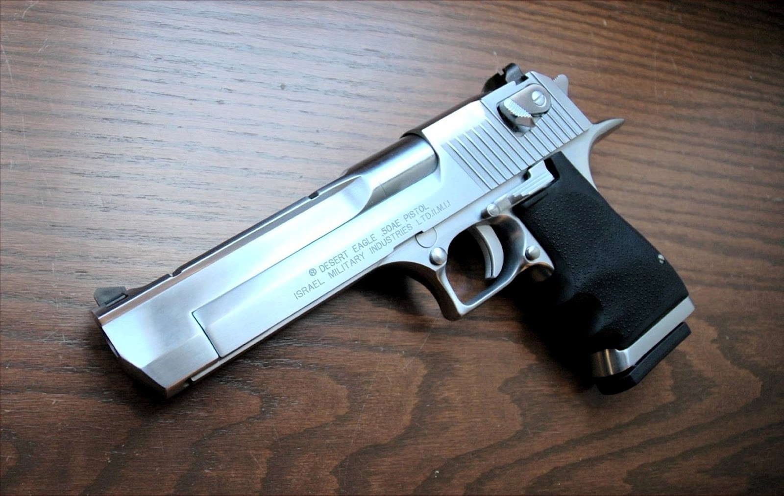 Guns & Weapons Silver Desert Eagle