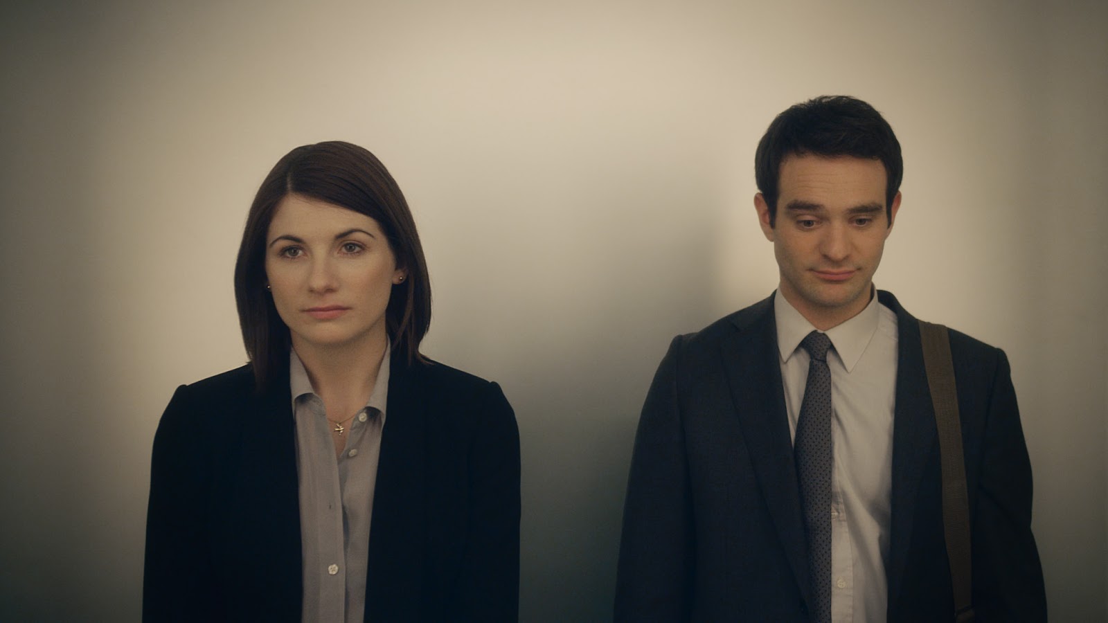 Jodie Whittaker as Jenny & Charlie Cox as Carter in Hello Carter ©Hello Carter
