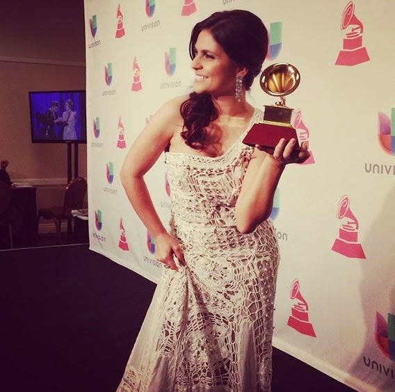 Aline Barros com o prêmio do Grammy Latino