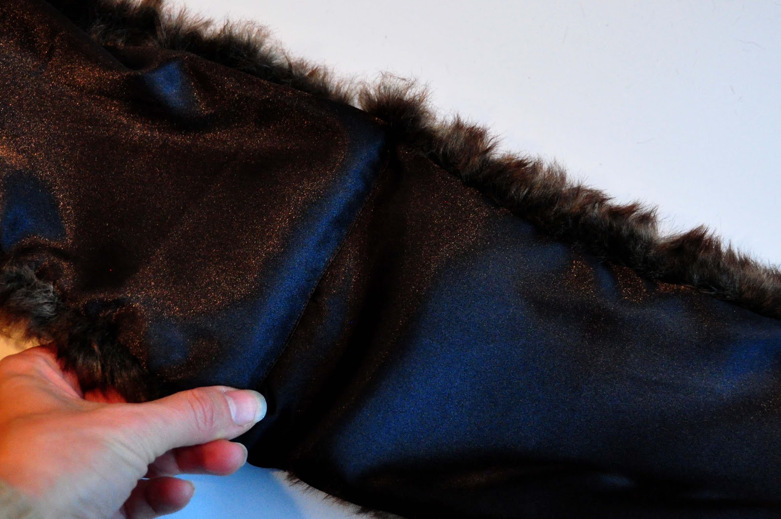 Aesthetic Nest Sewing Faux Fur Infinity Scarf for Women (Tutorial)