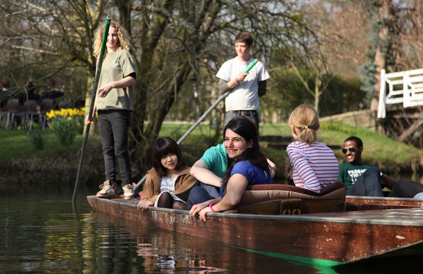  5. Oxford juga dikenal dengan festival menyusuri sungai Cherwell dan lomba dayung antar college 