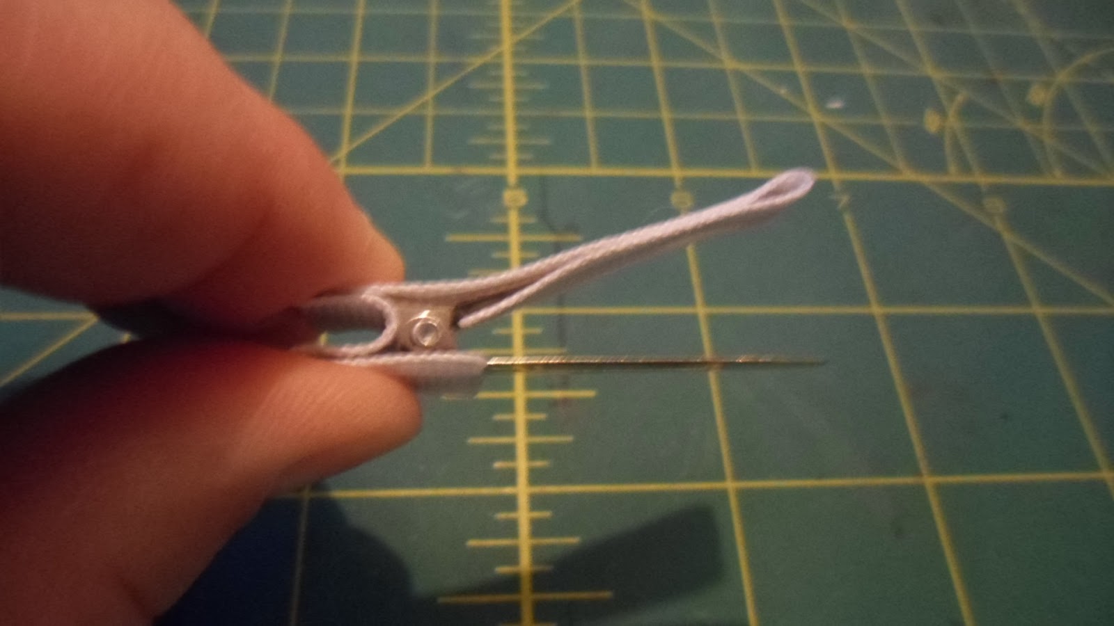 Clippies and Bows oh my! How To Line an Alligator Clip (2inches)