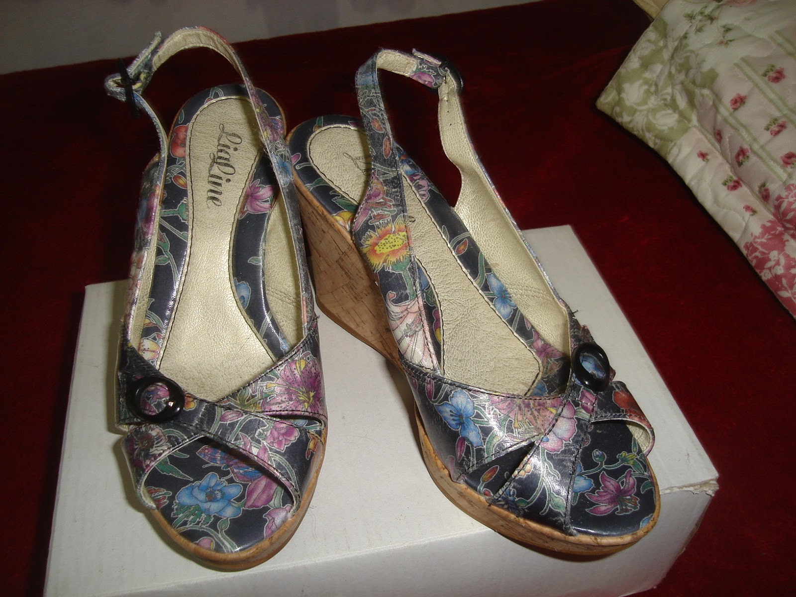 sandalia anabela estampada