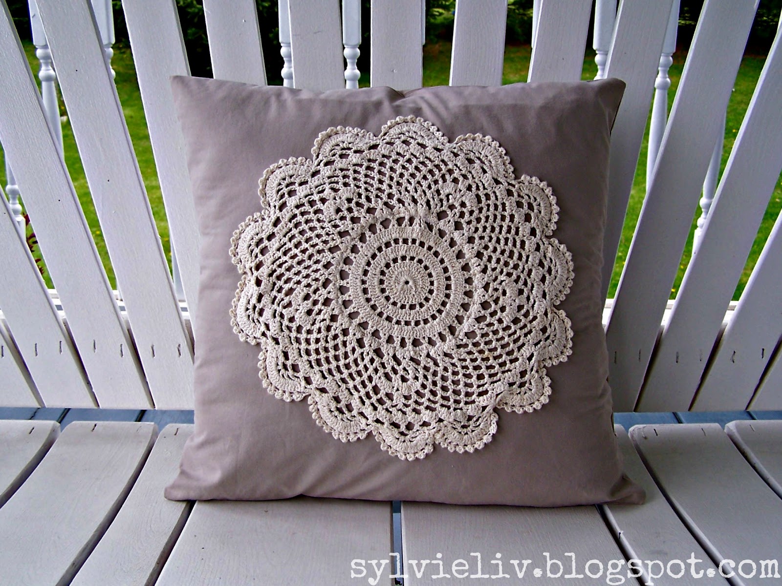 Sylvie Liv Easy Doily Pillow Tutorial