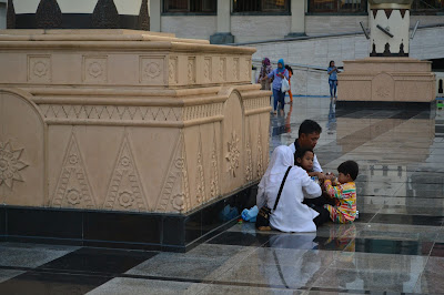 Senyum ayah dan anak bahagia