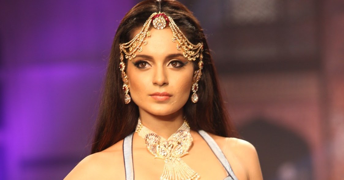 Kangana Ranaut Latest Hot Navel Show Stills | Girlz Around The World