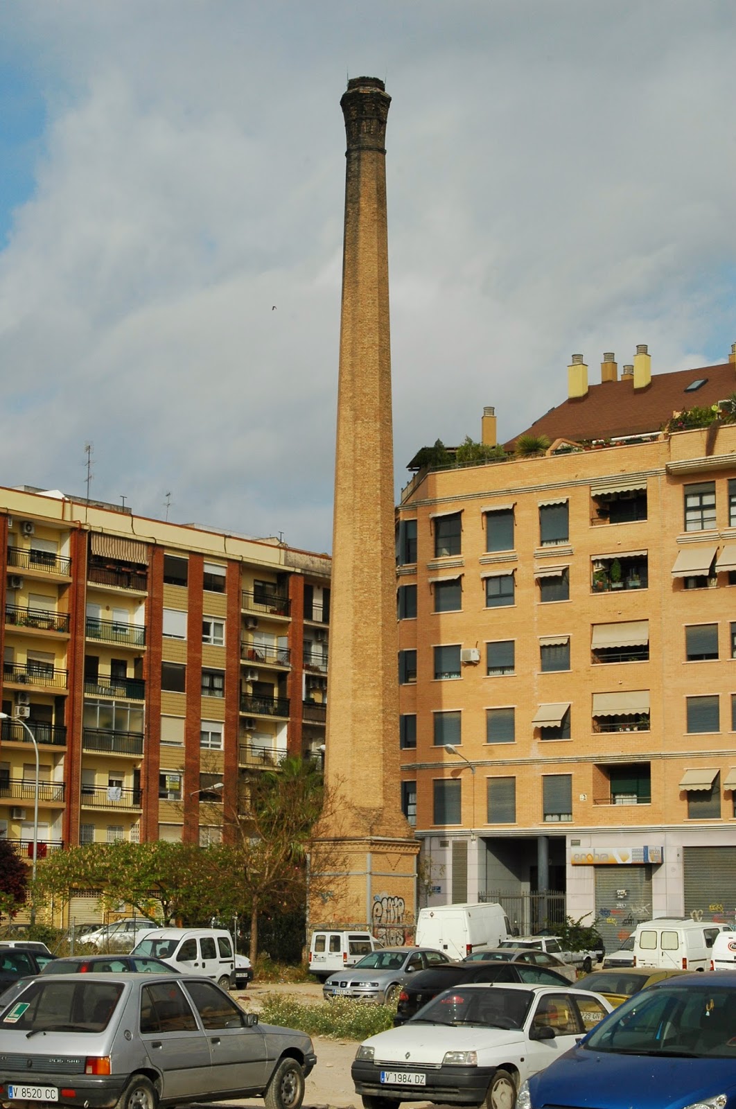 València, arena y cal: Chimeneas industriales de ladrillo.