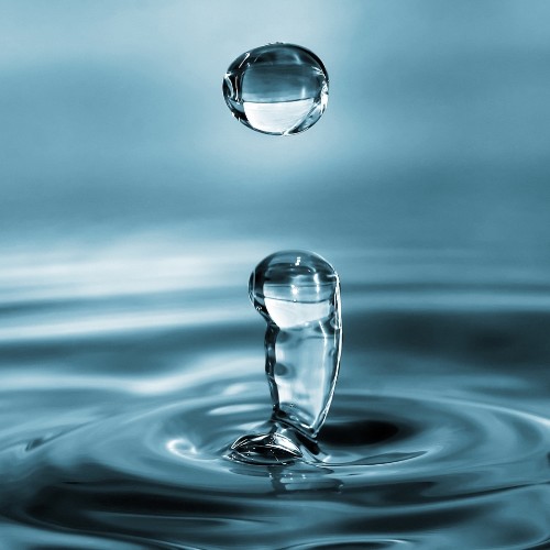 How many H2O molecules are in a drop of water?